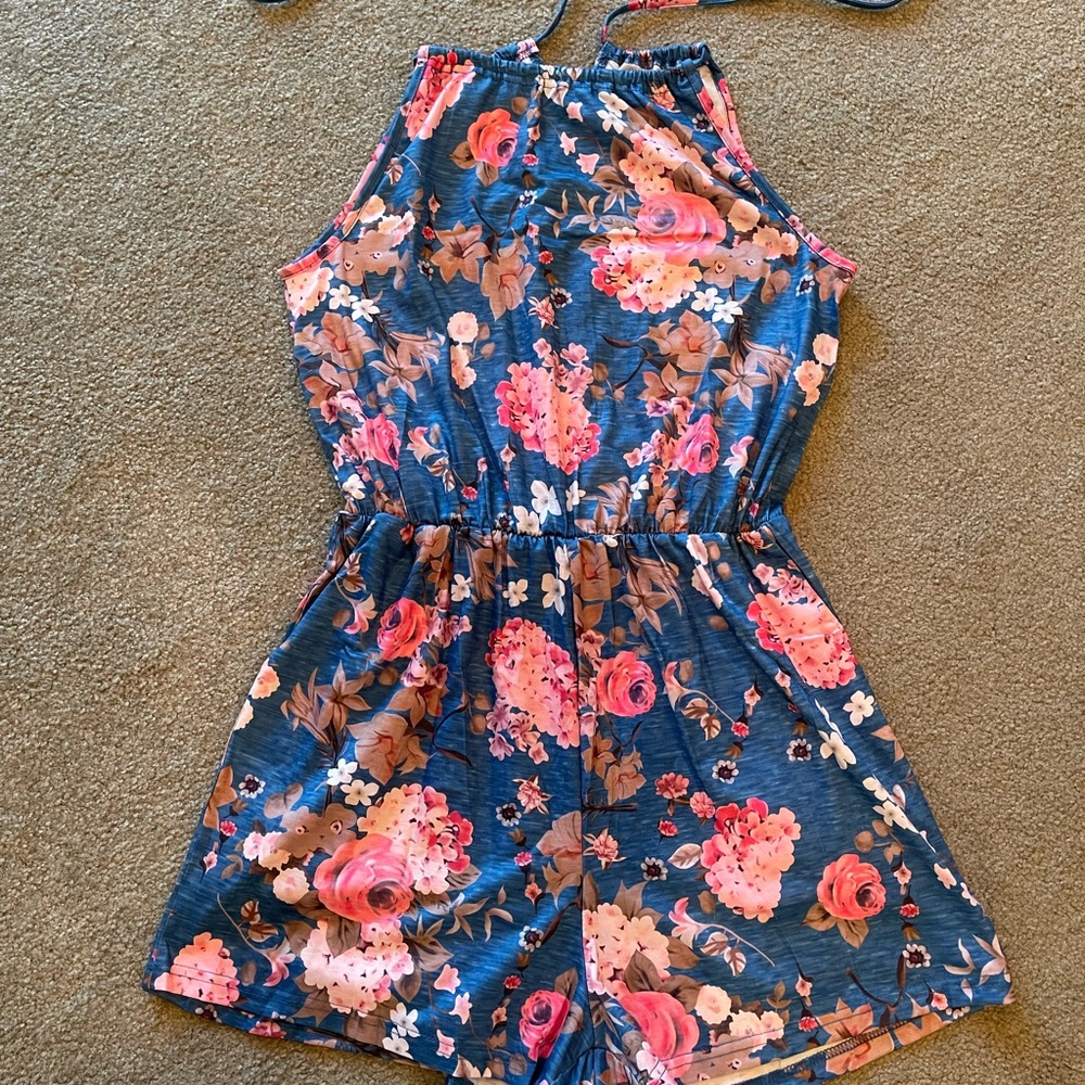 Floral romper, elastic waist, size M, never worn, tie string neck, soft fabric